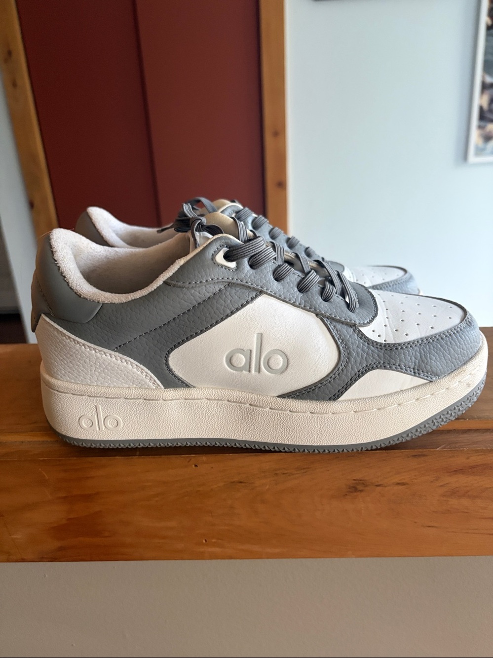 ALO Yoga Gray and White Sneakers recovery mode size 7